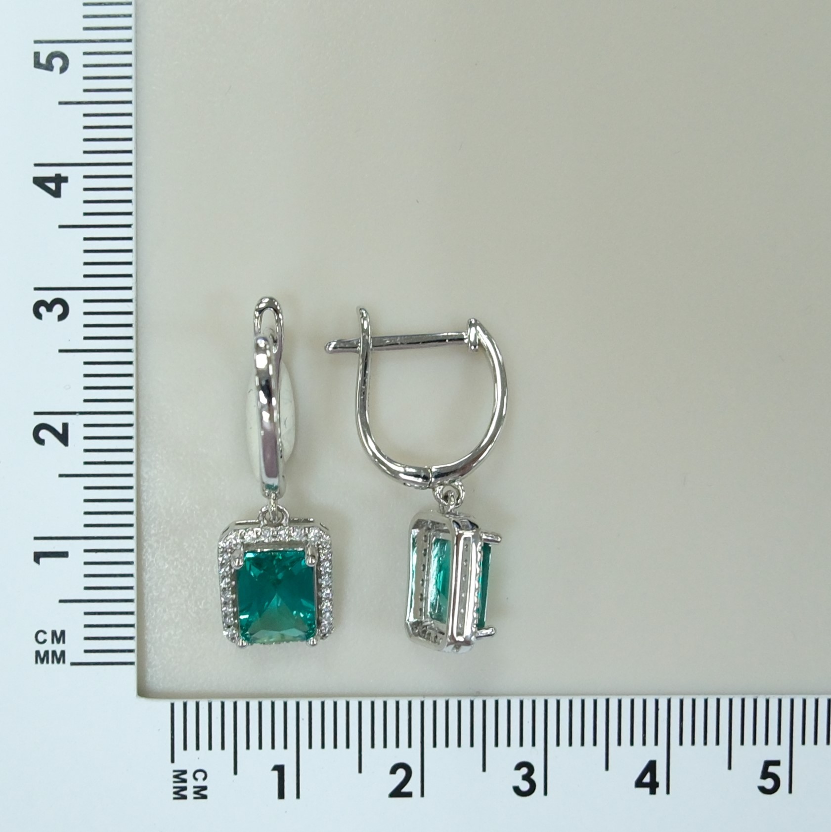 Серебряные серьги с зеленой шпинелью